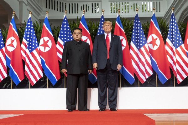 Фейковые страницы в соцсетях избавили корейцев от санкций США Фейковые страницы в соцсетях избавили корейцев от санкций США