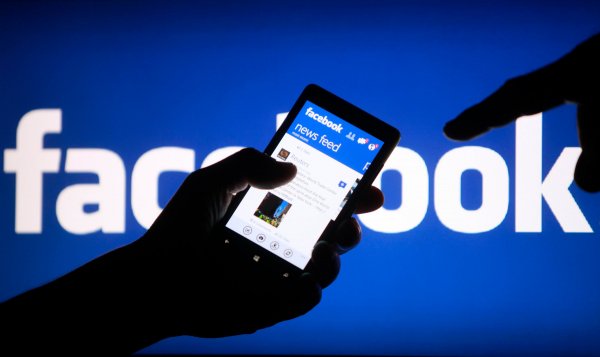 Facebook все еще остается на плаву, несмотря на скандал с утечкой конфиденциальной информации Facebook все еще остается на плаву, несмотря на скандал с утечкой конфиденциальной информации