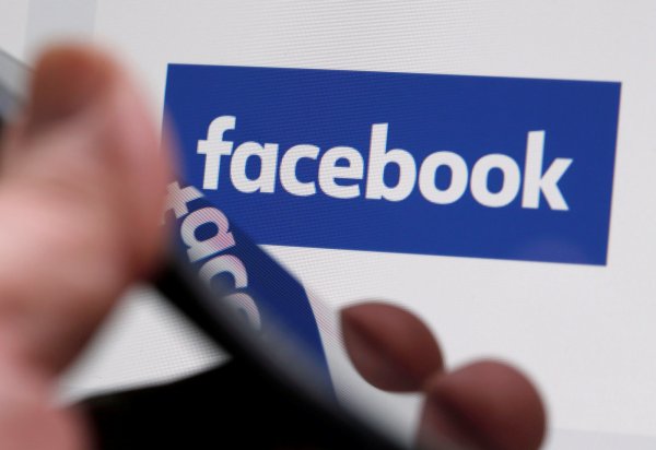 Facebook подтвердил Еврокомиссии утечку данных аккаунтов 2,7 млн европейцев Facebook подтвердил Еврокомиссии утечку данных аккаунтов 2,7 млн европейцев